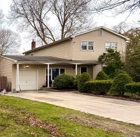 13 Hampton Ave, Mastic, NY 11950