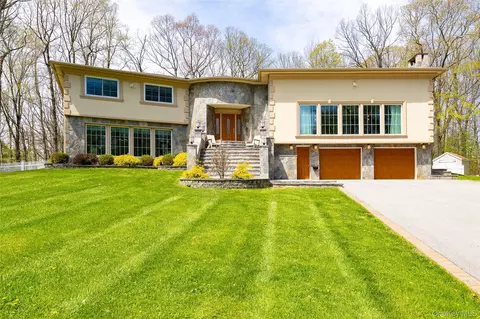 10 Quail Ridge Rd, Hyde Park, NY 12538