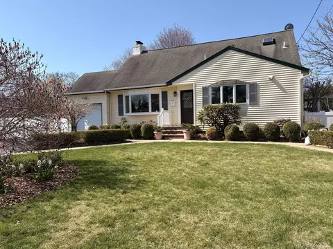 3 Barnfield Pl, North Babylon, NY 11703