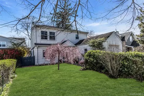 46 Sagamore Hill Dr, North Hempstead, NY 11050