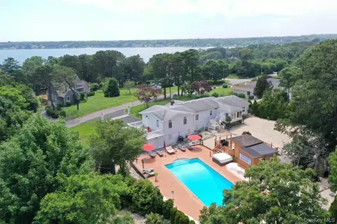 5 Huckleberry Ln E, Hampton Bays, NY 11946