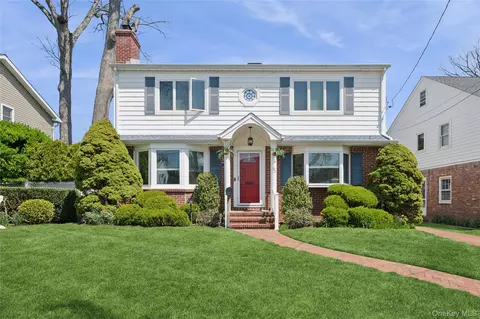 114 Doncaster Rd, Malverne, NY 11565