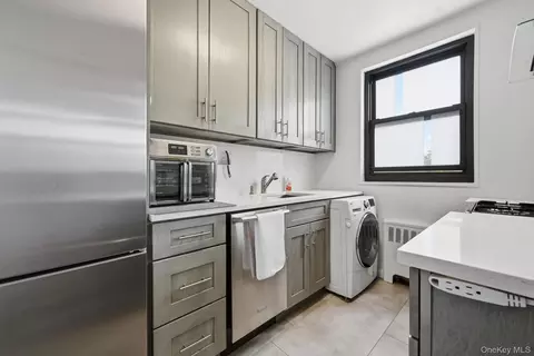 15-43 160th St #2F, Whitestone, NY 11357