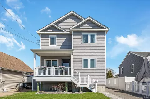 25 Cape Rd, Amityville, NY 11701