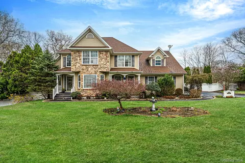 17 Holmes Ave, Eastport, NY 11941