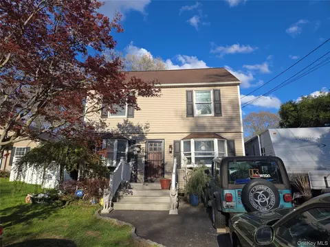 522 Rowlinson Dr, Shirley, NY 11967