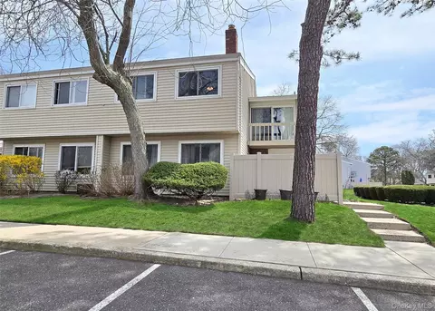 232 Springmeadow Dr #M, Holbrook, NY 11741