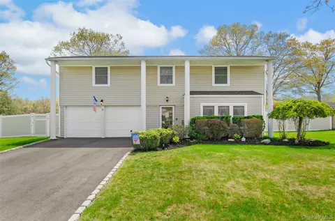 18 Calicotree Ln, Coram, NY 11727