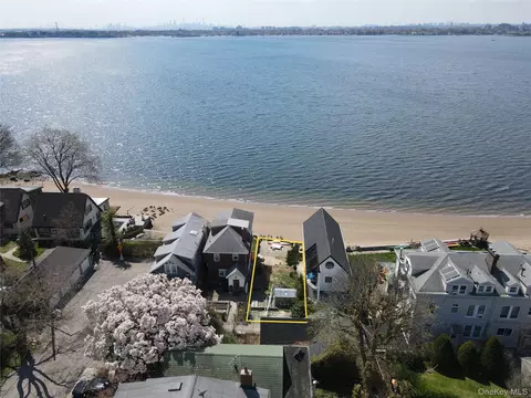 83 Rochelle, New York, NY 10465