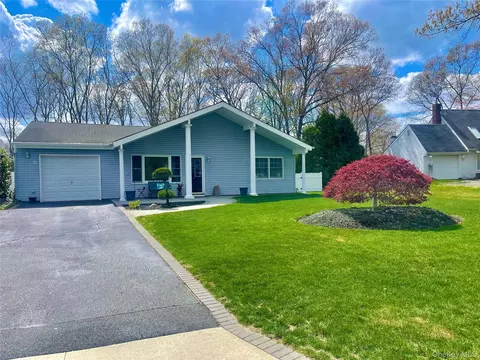 8 Tahoe Ct, Coram, NY 11727