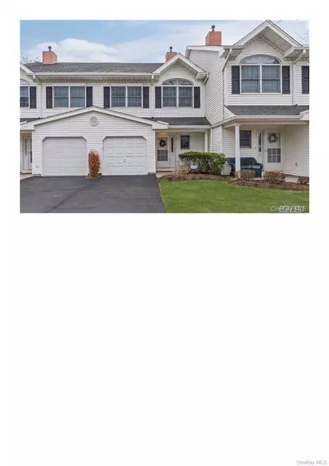 15 S Country Cmn, West Islip, NY 11795