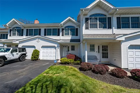 15 S Country Cmn, West Islip, NY 11795