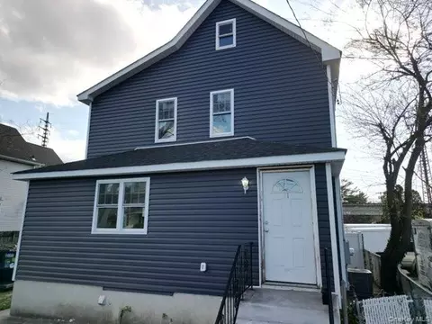 21 Randall Ave, Lynbrook, NY 11563