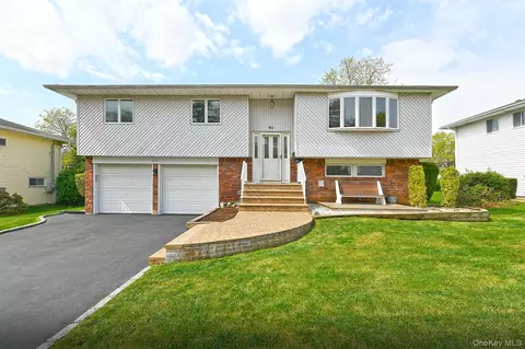 62 Beaumont Dr, Plainview, NY 11803