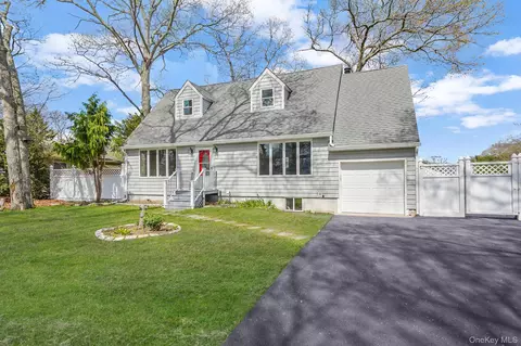 41 Seaside Ave, Patchogue, NY 11772