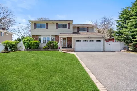 1300 Oak Ave, West Islip, NY 11795