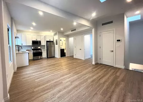 4112 20th Ave, Astoria, NY 11105