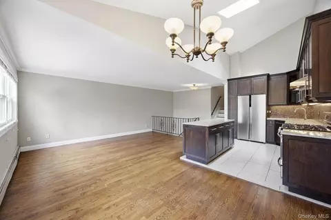 6933 Little Neck Pkwy, New York, NY 11004