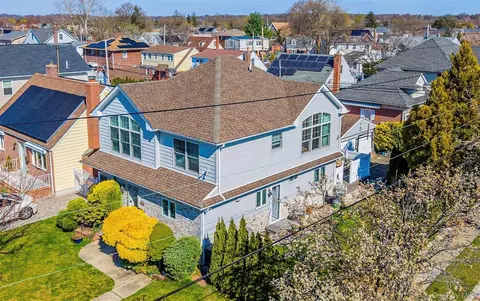 253 Devonshire Dr, North Hempstead, NY 11040