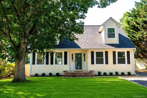 91 17th St, Wading River, NY 11792