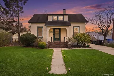 36 Pine St, Islip, NY 11751