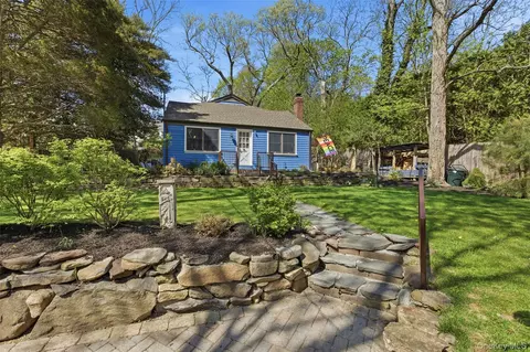 71 Hollow Rd, Stony Brook, NY 11790