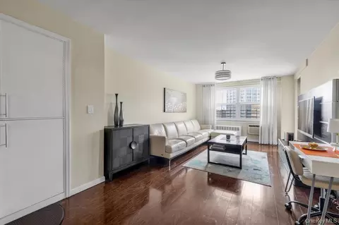 61-15 97th St #6A, New York, NY 11374