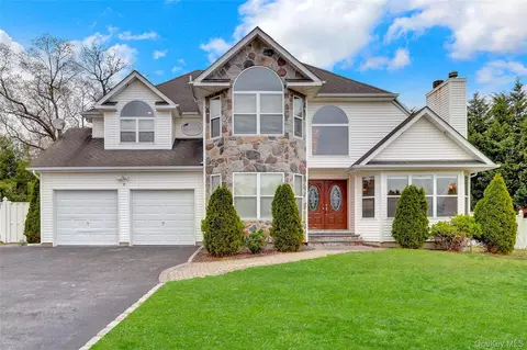 5 Supreme Ct, Smithtown, NY 11787