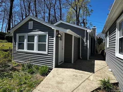 23 West Dr, North Hempstead, NY 11050