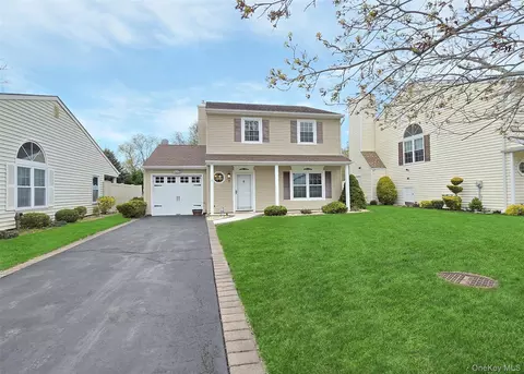 7 Peacock Path, Coram, NY 11727