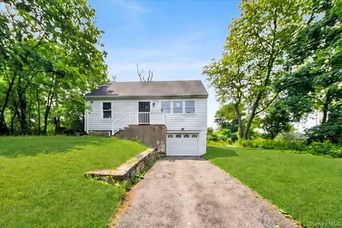 16 Tiger Rd, Hopewell Junction, NY 12533