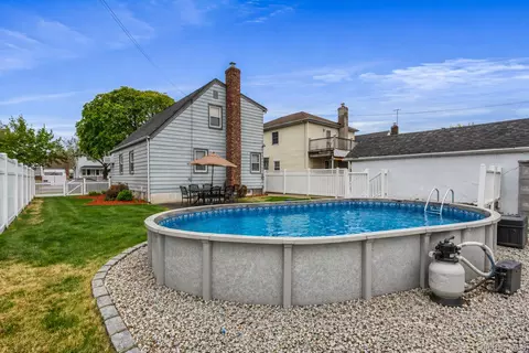 7942 264th St, Glen Oaks, NY 11004