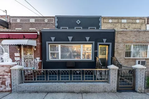 2219 28th St, Astoria, NY 11105