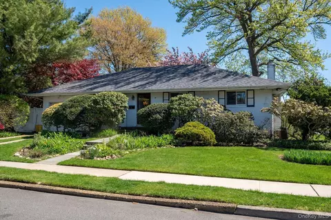 39 Deer Path Ln, Syosset, NY 11791
