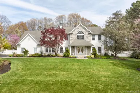9 Framingham Ln, Shoreham, NY 11786