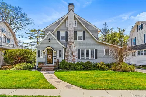 46 Aldred Ave, Rockville Centre, NY 11570