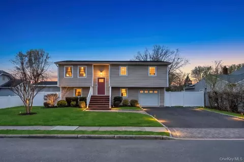 794 Sayville Ave, Bohemia, NY 11716