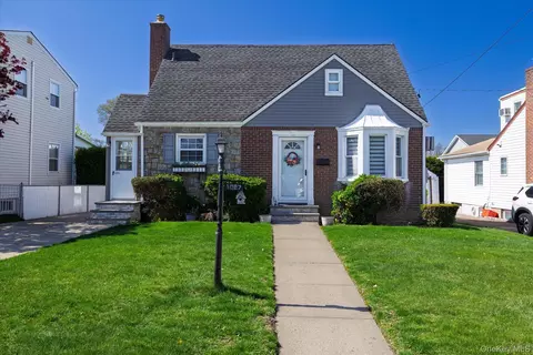 1027 Van Buren Ave, Franklin Square, NY 11010