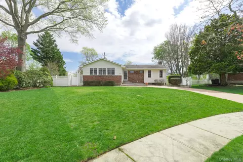 10 Fortune Ct, Commack, NY 11725