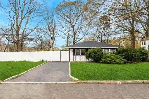 2 Arleen Ave, Holbrook, NY 11741