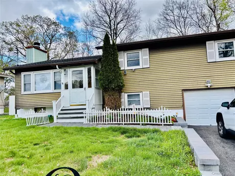 22 Oak Ln, Middletown, NY 10940