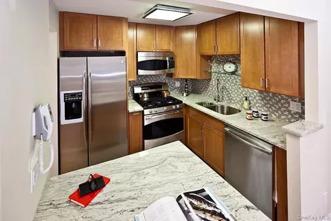 116-61 Curzon Rd #6A, Richmond Hill, NY 11418