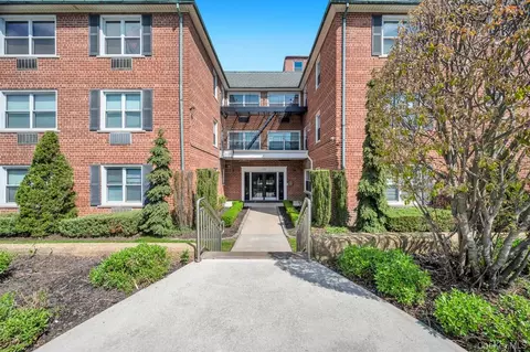 111 S Centre Ave #2VV, Rockville Centre, NY 11570