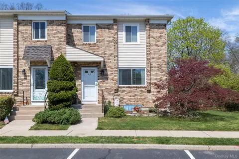 83 Town House Dr, Massapequa Park, NY 11762
