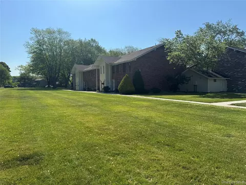 18 Navajo Ct #18, Coram, NY 11727