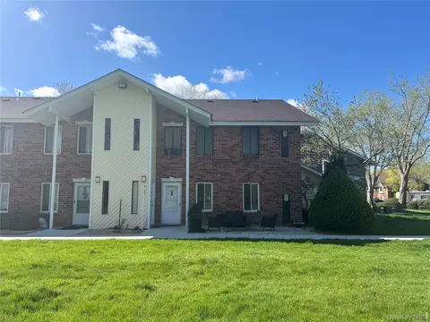 18 Navajo Ct #18, Coram, NY 11727