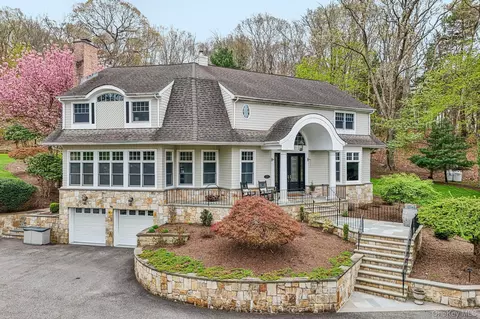 76 Harbor Rd, Saint James, NY 11780