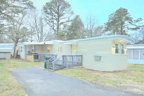 525 Riverleigh Ave #C7, Riverhead, NY 11901