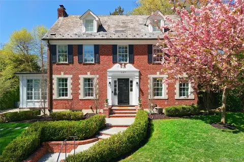 107 Manhasset Woods Rd, North Hempstead, NY 11030