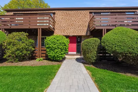 17 New Holland Vlg, Clarkstown, NY 10954